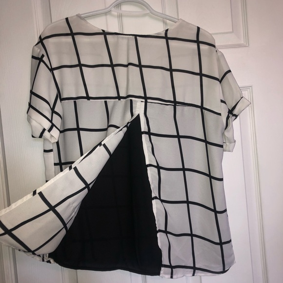 Patterned Short Sleeve Blouse - Picture 3 of 5
